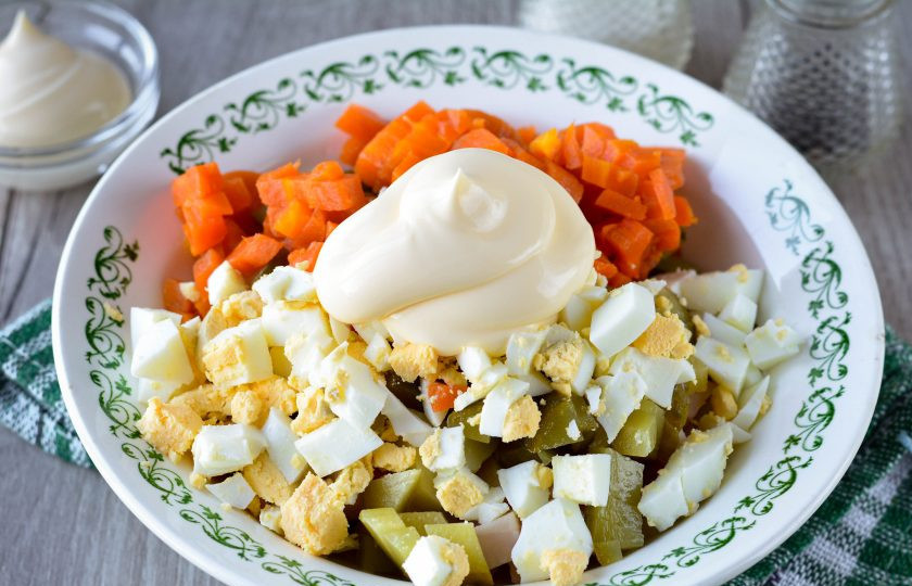 1. Этап. Салат с карбонатом: Добавьте майонез.