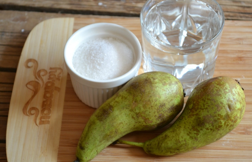 1. Этап. Грушевый компот: 1. Подготовьте все необходимые ингредиенты. Наберите в небольшую кастрюльку 2 литра воды и поставьте на огонь, а тем временем помойте груши.