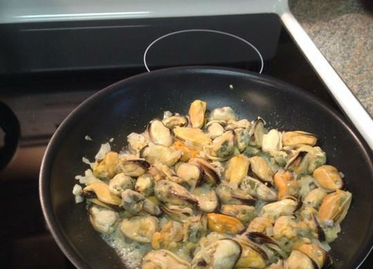 1. Этап. Соус для мидий: 1. Прежде всего мидии размораживаю, тщательно промываю и обсушиваю бумажным полотенцем. Чищу лук и обжариваю его на сковороде с добавлением оливкового масла, после чего добавляю мидии, солю и перчу, готовлю 5 минут, затем перекладываю в форму для запекания.