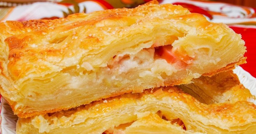 1. Этап. Яблоки и груши в слоеном тесте: Запекайте пирог при 220 градусах в духовке в течение 25 минут. Приятного чаепития!