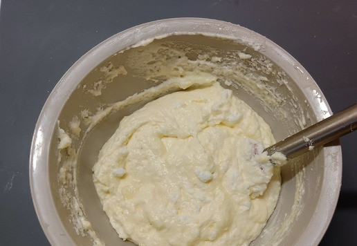 1. Этап. Суфле с творожным сыром: Аккуратно вмешать лопаткой.