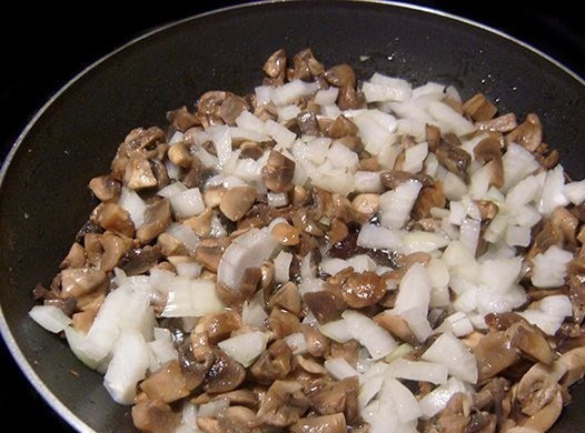 1. Этап. Салат с колбасой и грибами: 1. Итак, начинаем подготовку. Яйца отвариваем и оставим остывать. А грибы режем кусочками и обжарим на растительном масле вместе с луком.