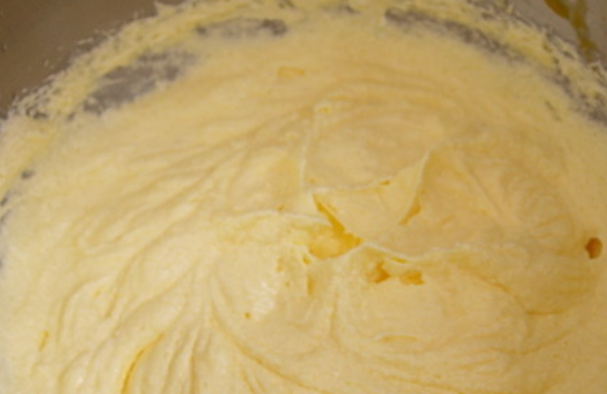 1. Этап. Черничный кекс: Размягченное масло растираем с сахаром, затем взбиваем. Продолжая взбивать, вводим яйца. Затем просеиваем муку с разрыхлителем и цедру лимона. Замешиваем тесто.