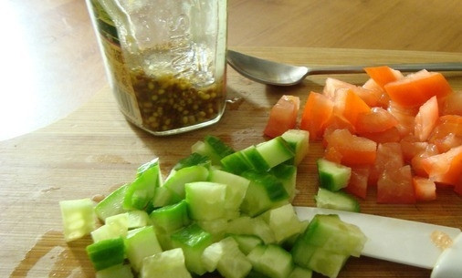 1. Этап. Завтрак в чашке: Для подачи нарежьте кубиками огурец и помидор.