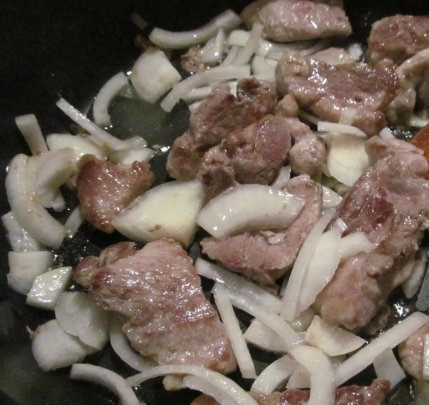 1. Этап. Пшенная каша со свининой: Порежьте свинину на мелкие кусочки, я обычно режу кубиками. Нагрейте в сковороде масло, обжарьте свинину. Порежьте лук кольцами, добавьте его к мясу. Посолите и поперчите мясо и хорошо перемешайте. Сделайте огонь очень маленьким.