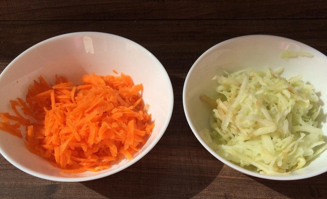 1. Этап. Аджика из помидоров и лука на зиму: Промываем все овощи. Морковь и яблоки очищаем, натираем на средней терке.