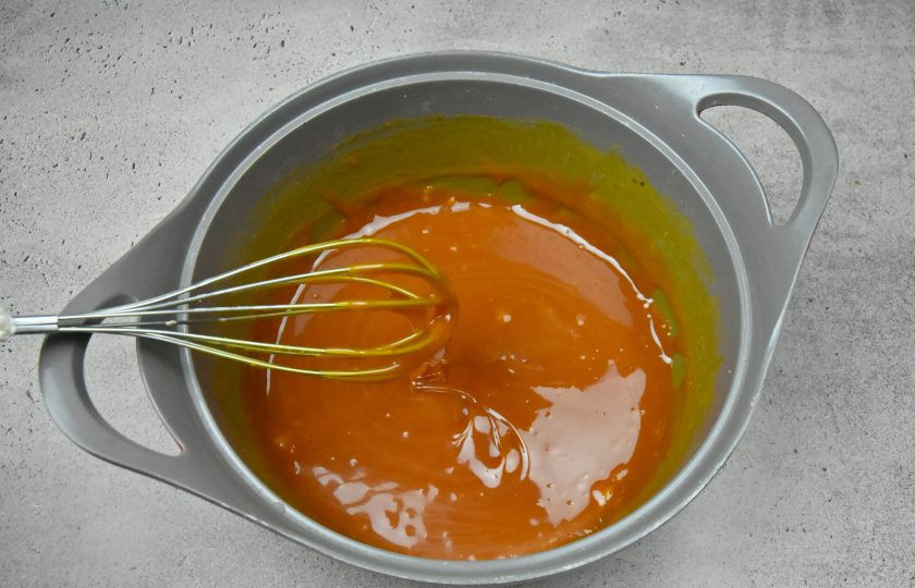 1. Этап. Торт Медок: Снимите сотейник с огня и дайте смеси слегка остыть, минут 10.