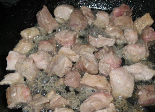 1. Этап. Свинина с болгарским перцем: Свинину моем, нарезаем на некрупные кубики и обжариваем на сковороде в оливковом масле до образования корочки. Минут 7-8.