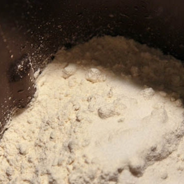 1. Этап. Пицца Калифорния: Смешиваем все ингредиенты для теста - воду, дрожжи, мед, оливковое масло, муку и соль. Хорошенько перемешиваем и замешиваем из этого тесто до тех пор, пока оно не перестанет липнуть к рукам. Оставляем в теплом месте на 40 минут.