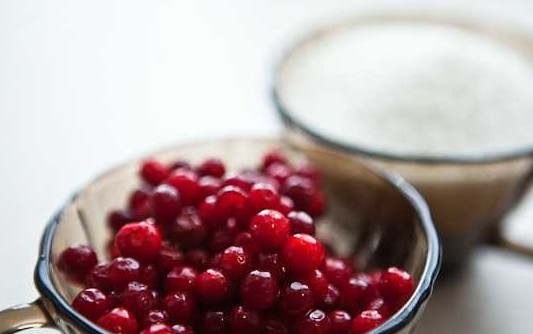 1. Этап. Морс из замороженных ягод: 1. Для того, чтобы приготовить морс, нужно всего два основных ингредиента: ягоды и сахар. В данном случае это замороженная брусника.