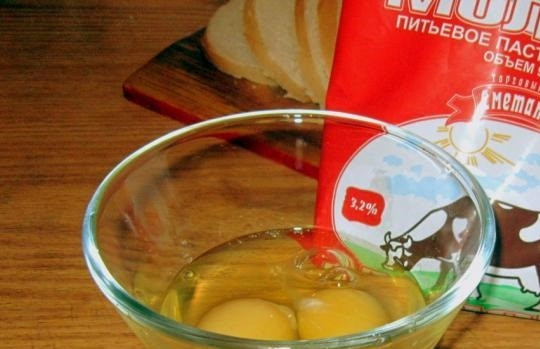 1. Этап. Пицца на батоне на сковороде: 5. В миску вбиваем яйца.