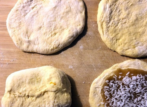 1. Этап. Булочки-кролики с яблочным пюре: 11. Тесто нарезаем на небольшие колобки и раскатываем небольшие лепешки. С размерами ориентируйтесь на свои формочки. 12. Около 1 чайной ложки начинки на булочку достаточно. Сверху посыпается 1-2 чайными ложками кокосовой стружки. 13. Защипывая края теста, формируем прямоугольники будущих 