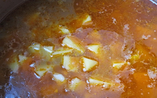 1. Этап. Венгерский суп-гуляш в хлебе: 4. Вот такой суп-гуляш у нас получился. Теперь подготавливаем хлеб: вынимаем мякиш и заливаем внутрь суп. Вот и все, накрываем хлебной коркой и подаем к столу горячим.