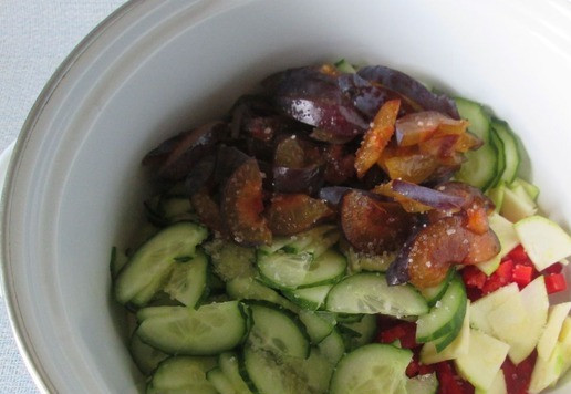 1. Этап. Салат овощной с морской солью: Приправить морской солью