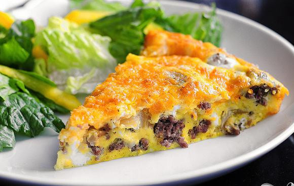 1. Этап. Фритата Чизбургер: 7. Разрезать фритату на куски и подавать утром на завтрак или с супом или салатом на обед и ужин.