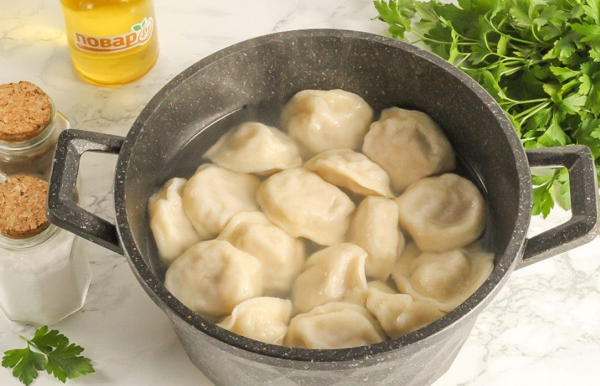 1. Этап. Пельмени Бульмени: Вскипятите воду в казане или кастрюле, добавьте щепотку соли. Выложите по одному замороженные пельмени, чтобы тесто сразу же заваривалось в кипятке. С момента всплытия отварите 10-12 минут, но не более.