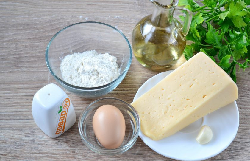 1. Этап. Сырные шарики во фритюре: Подготовьте все необходимые ингредиенты.