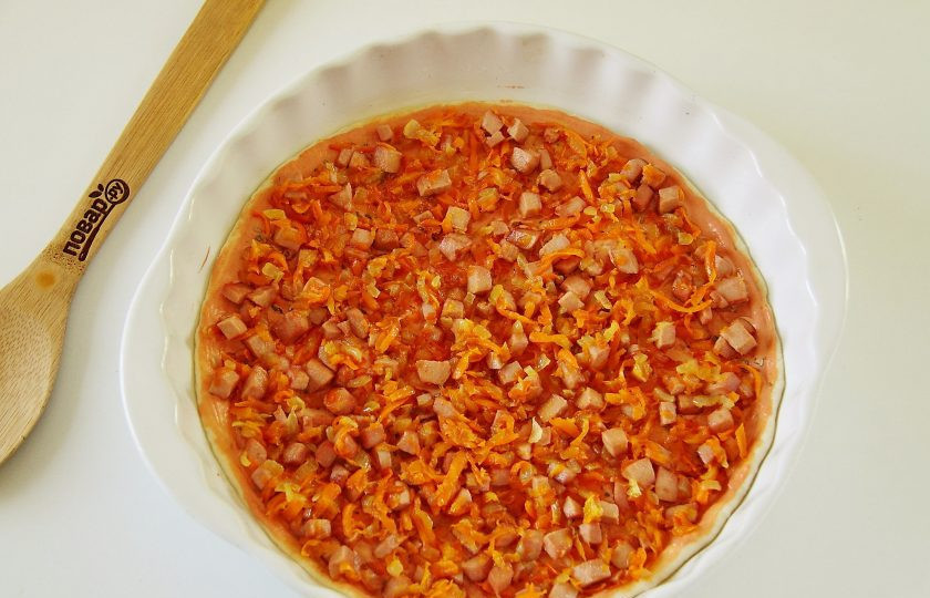 1. Этап. Пицца с морковью: Сверху разложите начинку.