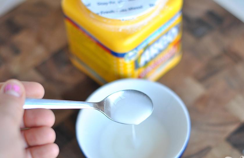 1. Этап. Курица с овощами и кокосовым молоком: 4. За час до готовности смешать воду и кукурузный крахмал до полного растворения крахмала. Добавить смесь в карри и перемешать.