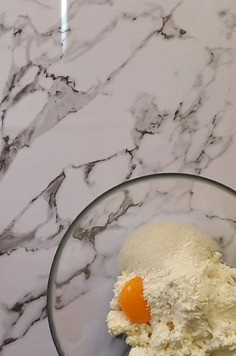 1. Этап. Отрывной пирог с творогом: Для начинки перемешать творог, сахар, желток, ванильный сахар и муку.