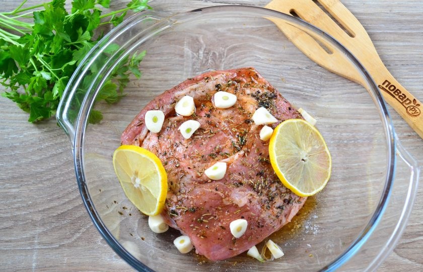 1. Этап. Запеченная свинина с розмарином и чесноком: Выложите свинину в форму для запекания и тщательно натрите маслом со специями. Чеснок порежьте на кусочки и положите сверху на свинину и рядом с ней. Для пикантности положите 2 ломтика лимона. Отправьте свинину в духовку и запекайте в течение 40-60 минут, в зависимости от толщины куска мяса. Я запекаю первые 30 минут под крышкой, затем крышку снимаю и довожу до готовности и красивой корочки.