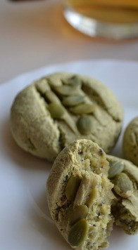 1. Этап. Печенье из авокадо без сахара: Печенье полностью остудить и переложить на тарелку.