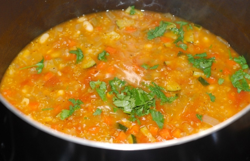 1. Этап. Суп с киноа: Готовый суп из киноа сбрызните лимонным соком, посолите и поперчите по вкусу. Добавьте зелень рубленую.