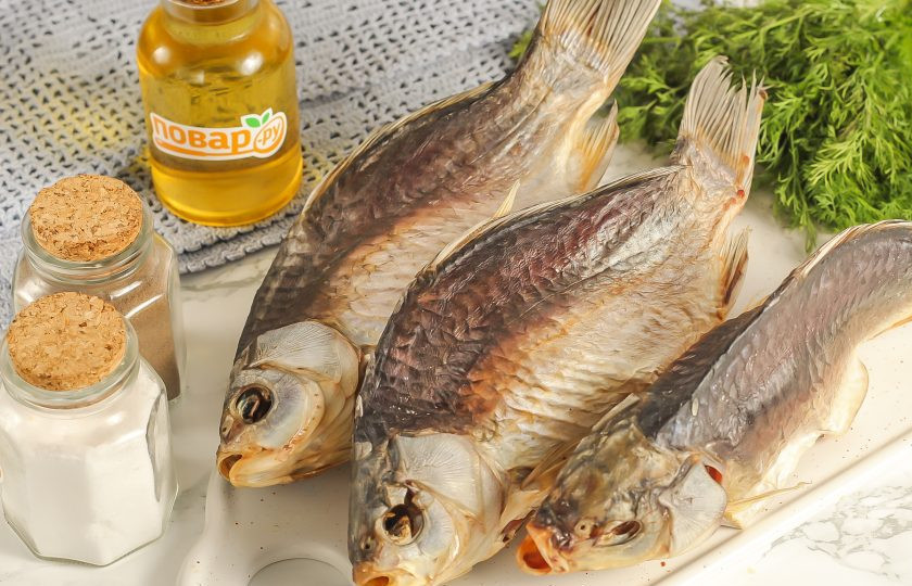 1. Этап. Таранка из карася в домашних условиях: Проверяйте каждый день степень просушенности рыбок. Как только они придутся вам по вкусу — таранка готова!