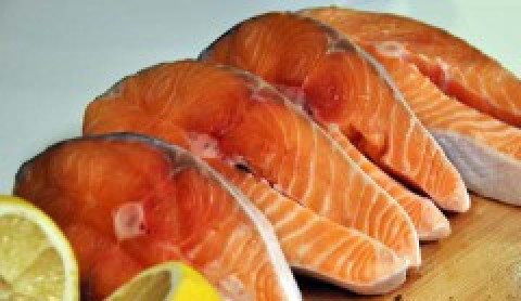 1. Этап. Запеченная семга в мультиварке: Разрезаем лимон на две половинки, готовим специи.