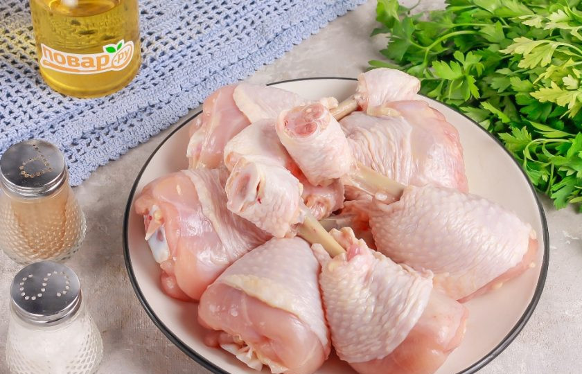 1. Этап. Куриные Чупа-чупсы: Промойте куриные голени в воде и обсушите бумажными салфетками. Если голени будут влажными, то к ним плохо пристанет соус. Затем чуть ниже основного сустава подрежьте мякоть, как будто собираетесь его снять с кости. Вырежьте сухожилия, они похожи на белые шнурочки. Стяните мякоть вниз, но не до конца, чтобы обнажить косточку. Такие манипуляции проделайте и с остальными голенями.