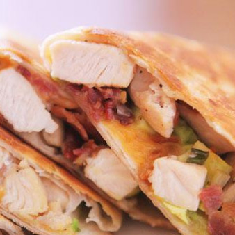 Кесадильяс с курицей, беконом и авокадо