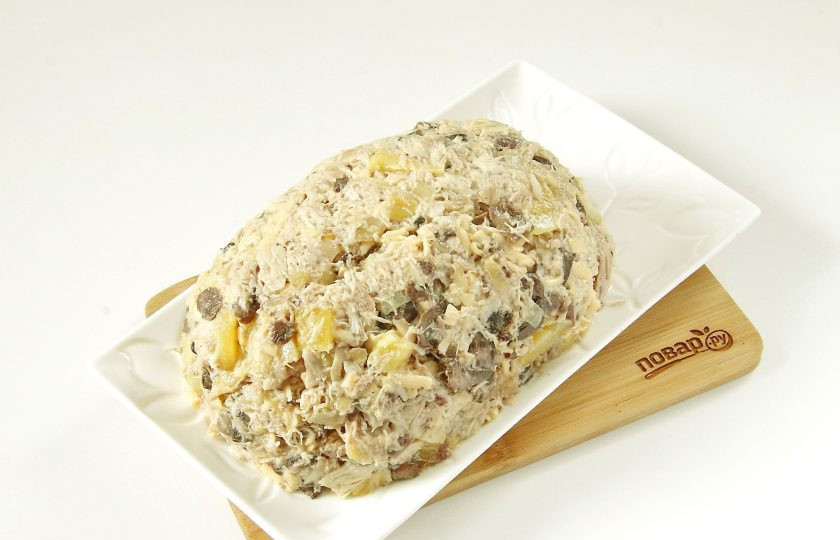 1. Этап. Салат Ананас с курицей и сыром: Переложите салат на любое подходящее блюдо и придайте ему форму ананаса.