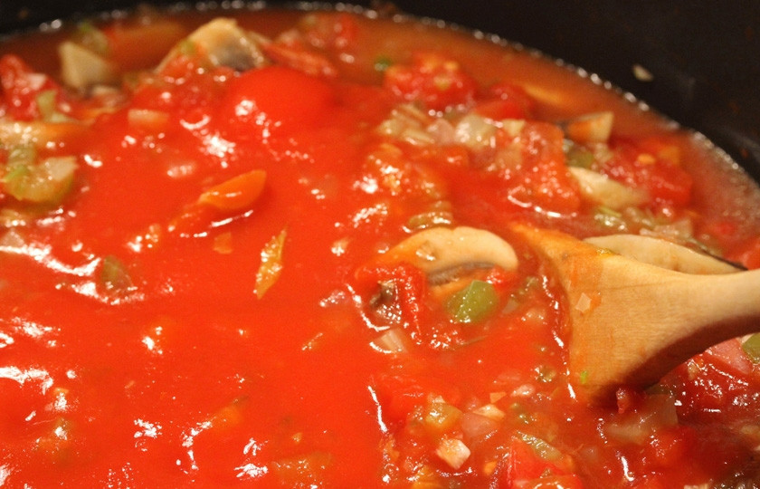 1. Этап. Томатно-мясной соус: Затем добавляем томатную пасту и томатный соус и немного воды.