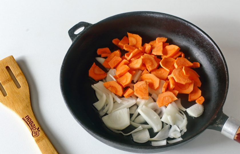 1. Этап. Паста с кальмарами в томатном соусе: Разогрейте сковороду с маслом, выложите нарезанные лук и морковь (нарезка может быть любая, мне нравится покрупнее).