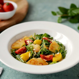 Салат с манго и ананасом