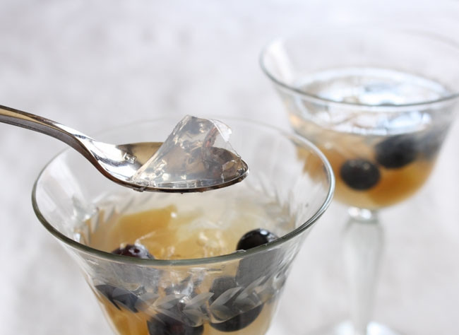 1. Этап. Желатин (десерт): Оставьте желе на 15 минут при комнатной температуре, чтобы схватилось, затем перенесите в холодильник до полного застывания.