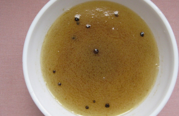 1. Этап. Скумбрия маринованная по-домашнему: Приготовим маринад для скумбрии. Соедините теплую воду с уксусом, растительным маслом, сахаром, солью и перцем. Перемешайте.