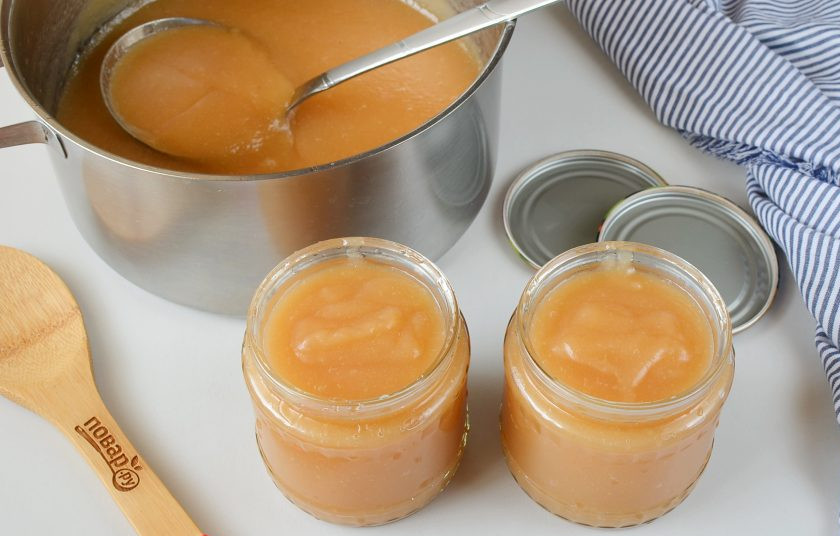 1. Этап. Джем из яблок на зиму: Яблочный джем разложите по стерильным баночкам. Закатайте. Выход готового джема зависит от того, насколько сильно он будет увариваться.