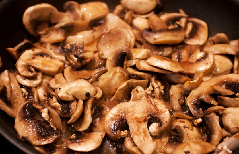 1. Этап. Быстрый суп без мяса: 6. На отдельной сковороде обжарить грибы около 6-10 минут.