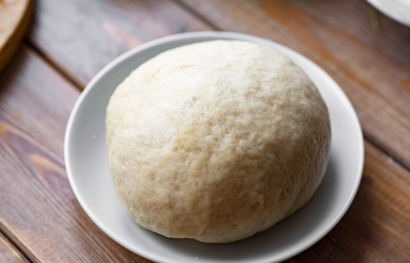 1. Этап. Пицца с оливками и креветками: Замесите мягкое тесто, которое не прилипает к рукам.