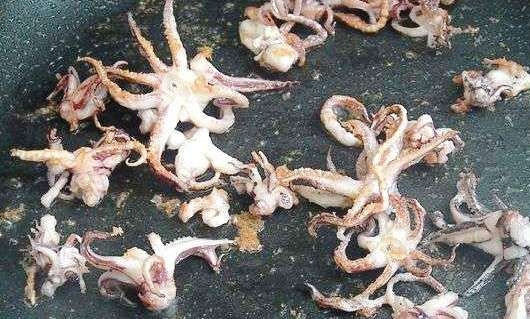 1. Этап. Кальмары с помидорами и молодой картошкой: Когда кальмары высохнут, слегка обжариваем их в оливковом масле - буквально 2-3 минуты, до небольшой корочки. Кальмары существенно уменьшатся в размерах.