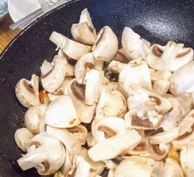 1. Этап. Грибная лапша с пак-чой: В сковороду добавить грибы, увеличить огонь и жарить 4 минуты.