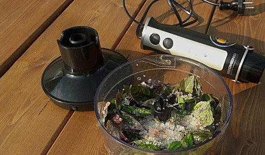 1. Этап. Черная соль базиликовая: Листья базилика измельчаем в блендере до пастообразной массы, туда же добавляем розовую соль и еще раз все перебиваем.