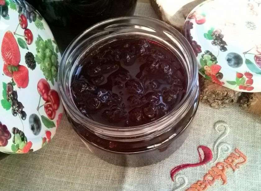 1. Этап. Варенье из черники без варки: Разлейте по стерильным банкам и закрутите крышками. Храните в прохладном месте.