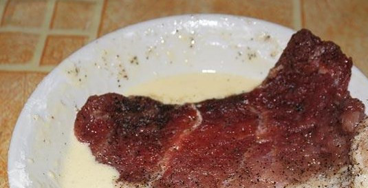 1. Этап. Ромштекс из говядины в мультиварке: Ромштексы хорошенько обваляйте в кляре.