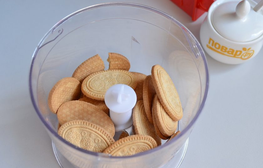 1. Этап. Ванильная пасха с печеньем: 3. Измельчите в крошку печенье. Изюм залейте кипятком на пару минут, чтобы он распарился.