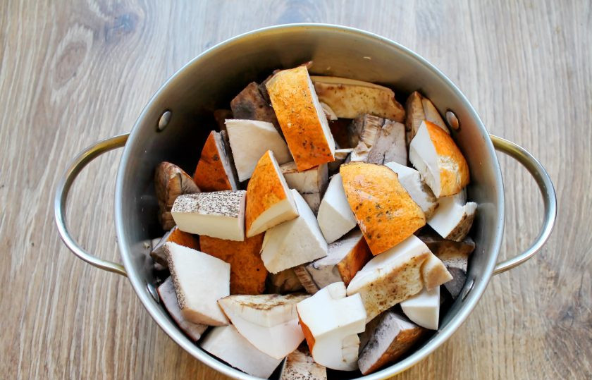 1. Этап. Маринад для подосиновиков: Подосиновики почистите, вымойте и порежьте на кусочки. Сложите в кастрюлю, залейте водой и доведите до кипения. Посолите хорошенько воду и варите в течение 40 минут.