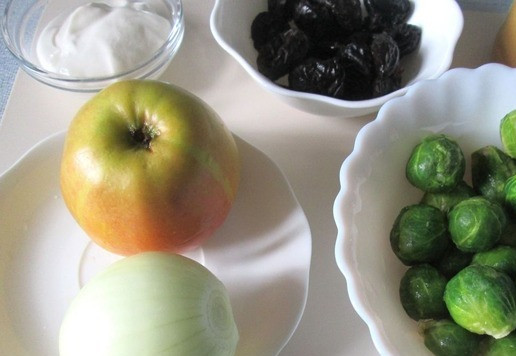 1. Этап. Салат из брюссельской капусты: Продукты для приготовления. Чернослив предварительно замочить в воде.