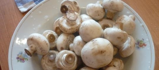 1. Этап. Лаваш с шампиньонами и сыром: 1. Грибы тщательно мою и оставляю, чтобы стекла вода, затем очищаю кожицу.