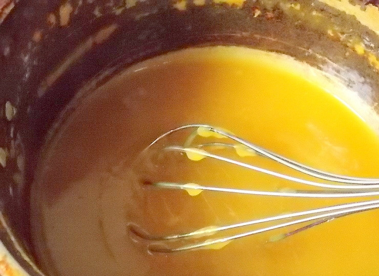 1. Этап. Десерт Яйцо страуса: Варите, все время помешивая, на среднем огне в течение 6 минут до загустения.